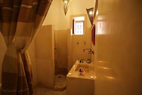 Riad White Flowers