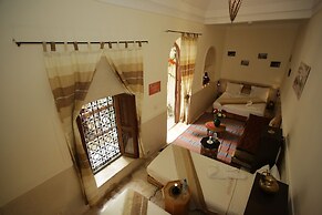 Riad White Flowers