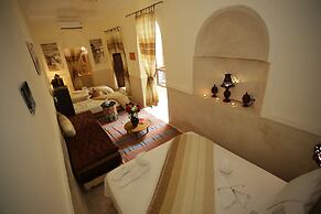 Riad White Flowers