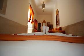 Riad White Flowers