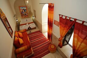 Riad White Flowers