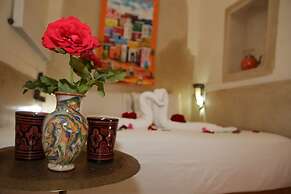 Riad White Flowers
