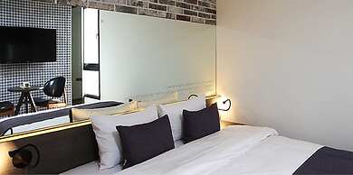 S& Hotel