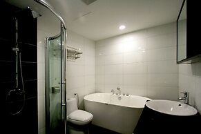 J Suites Hotel
