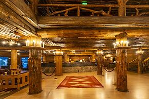 Old Faithful Inn - Inside the Park