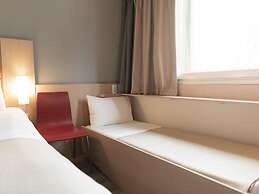 Ibis Pilar