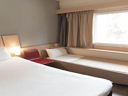 Ibis Pilar