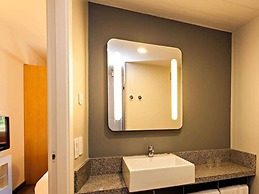 Ibis Pilar