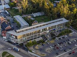 Ibis Pilar