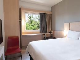 Ibis Pilar