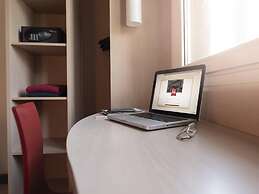 Ibis Pilar