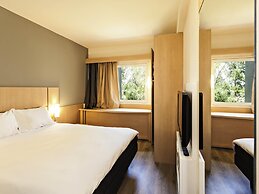 Ibis Pilar
