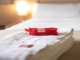 Ibis Pilar