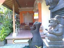 Adus Beach Inn