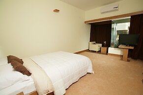 Richmond Hotel & Suites