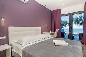 Beachfront Villa Mediteran