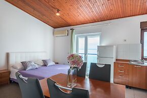 Beachfront Villa Mediteran