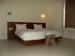L Bajo Hotel