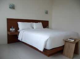 L Bajo Hotel