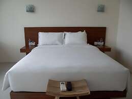 L Bajo Hotel