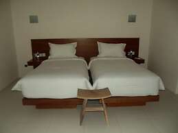 L Bajo Hotel