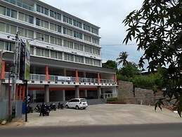 L Bajo Hotel
