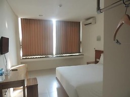 L Bajo Hotel