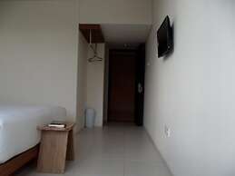 L Bajo Hotel