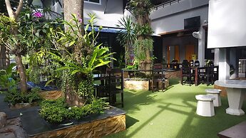 First & Frang Hotel