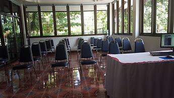 First & Frang Hotel