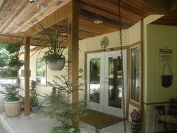 Cedar Wood Lodge B&B