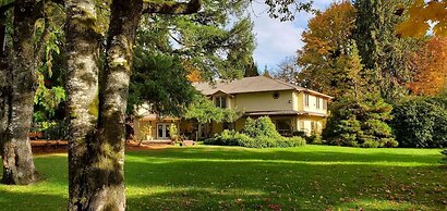 Cedar Wood Lodge B&B