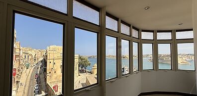 Grand Harbour Hotel