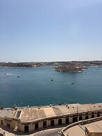 Grand Harbour Hotel