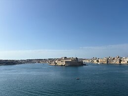 Grand Harbour Hotel