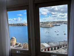 Grand Harbour Hotel