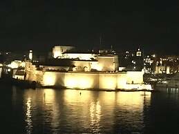 Grand Harbour Hotel