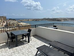Grand Harbour Hotel