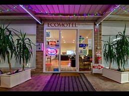 Crossroads Ecomotel