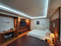 Friendly DH Naissance Hotel by Mindrum Group