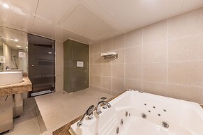 Friendly DH Naissance Hotel by Mindrum Group