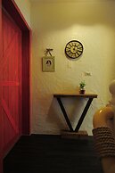 Antique's home