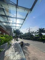 8 Newtown Boulevard