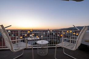 Sleek Flat With Sea View Balcony 2 min to Coast