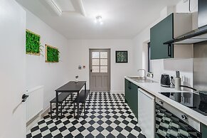 Deluxe Studio Apartments
