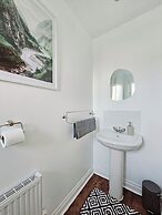 Modern 5 Bed Townhouse with Free Parking