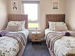 Modern 5 Bed Townhouse with Free Parking