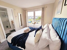 Modern 5 Bed Townhouse with Free Parking