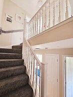 Modern 5 Bed Townhouse with Free Parking