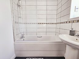 Modern 5 Bed Townhouse with Free Parking